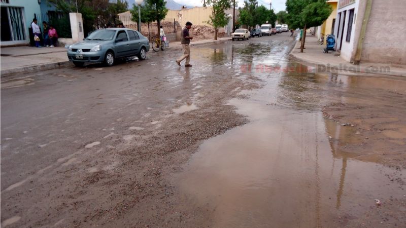 Sectores del centro de Fiambalá inundados por rotura de un caño