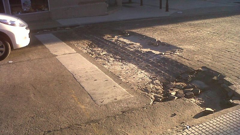 Adoquines rotos complican el tránsito en el centro