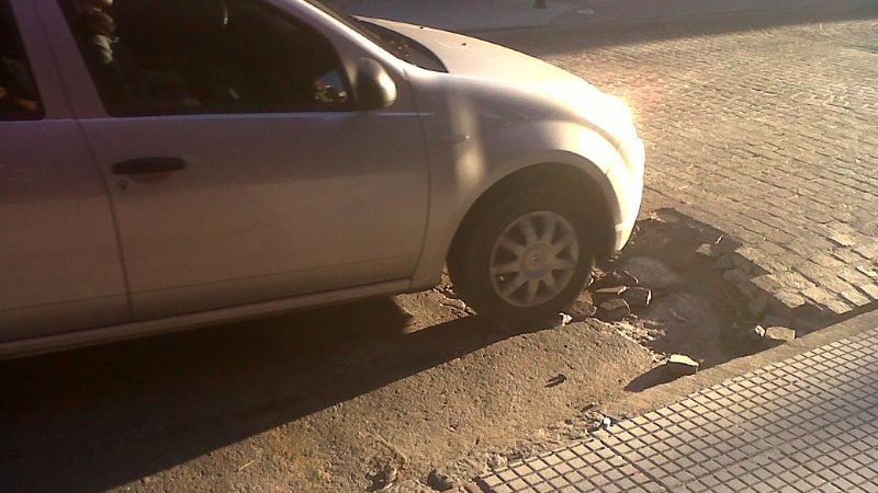 Adoquines rotos complican el tránsito en el centro