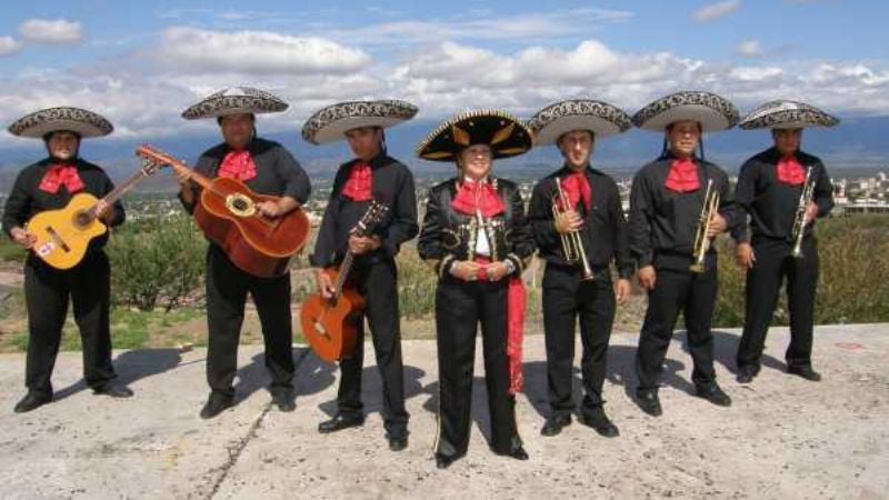 Lucia, Cielito y sus mariachis
