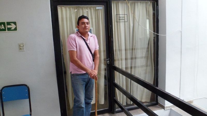 Denunció a empleado judicial y amenaza con encadenarse