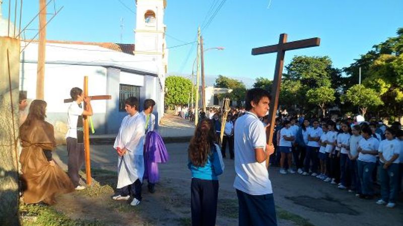 Alumnos del Guadalupe representaron emotivo Via Crucis