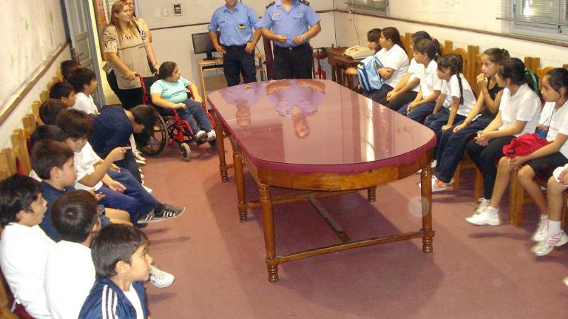 Alumnos visitaron la Jefatura de Policía