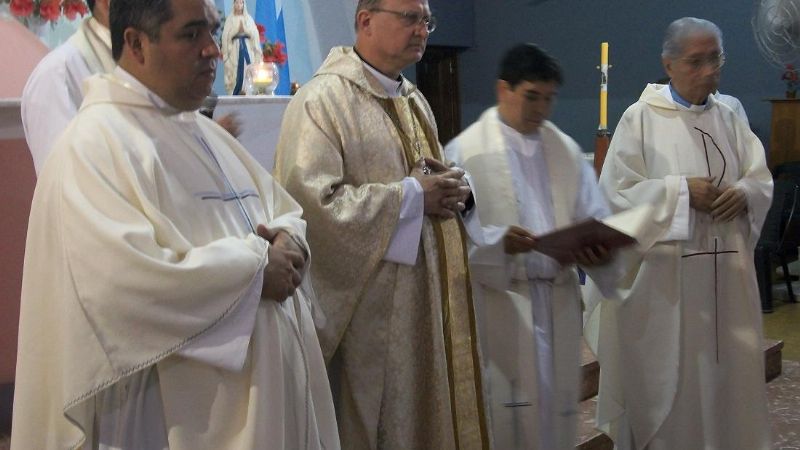 Emotiva ceremonia de asunción del nuevo párroco de Jesús Niño