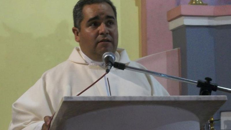 Emotiva ceremonia de asunción del nuevo párroco de Jesús Niño