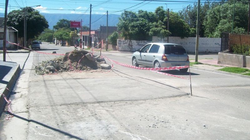 El municipio capitalino sanea y construye reductores de velocidad 