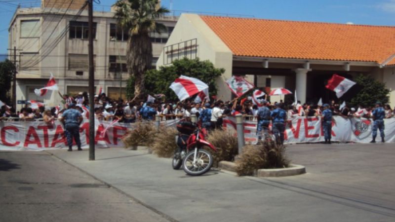 Marea millonaria frente a la concentración de River