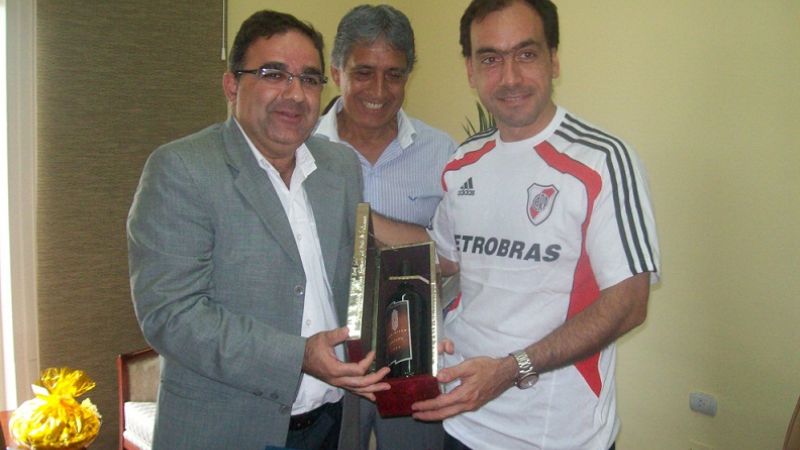 Jalil con integrantes de River Plate y el intendente de San Francisco  
