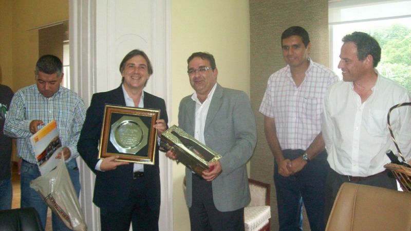 Jalil con integrantes de River Plate y el intendente de San Francisco  