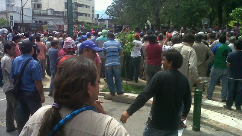 Multitudinaria protesta de trabajadores que piden aumento