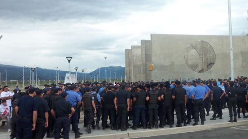 Denuncian a policía por supuesto abuso en el Estadio Bicentenario