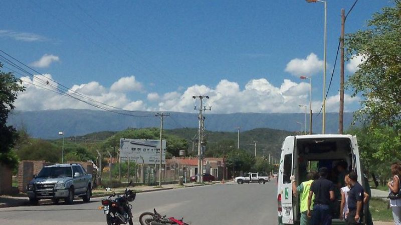 Mamá que llevaba su hija a la escuela colisionó con otra moto