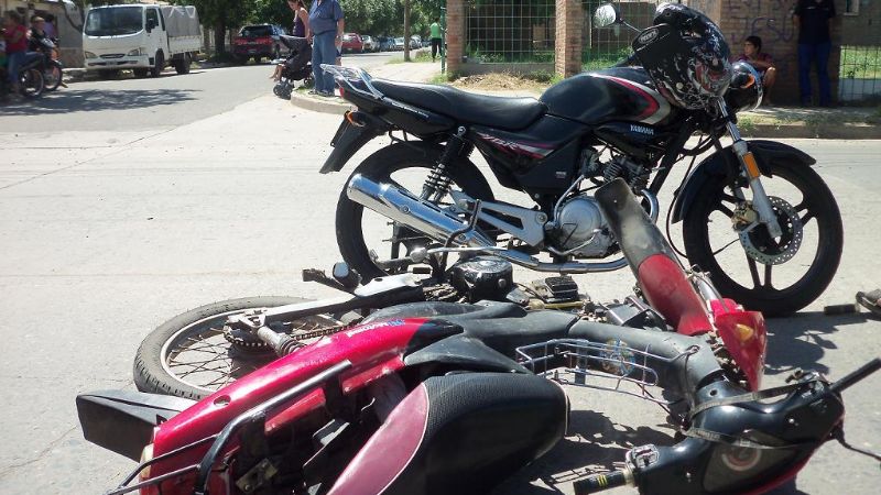 Mamá que llevaba su hija a la escuela colisionó con otra moto