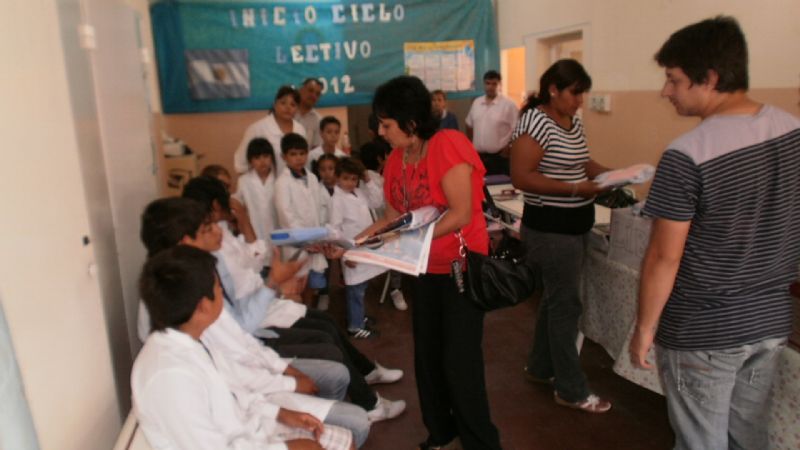 Entrega de útiles a escuela de Antapoca