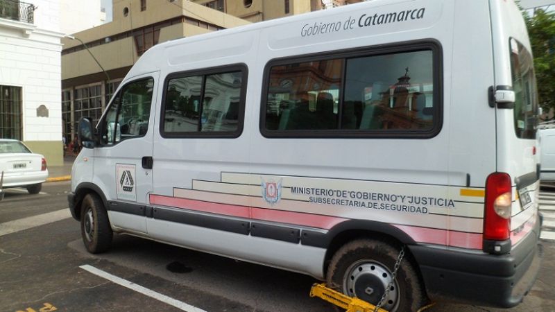 Cepo y multa a una camioneta oficial