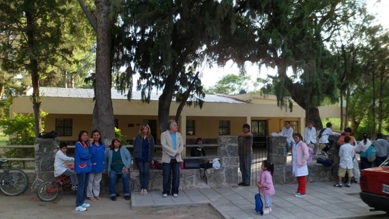 Ordenanzas despedidos tomaron establecimiento escolar  