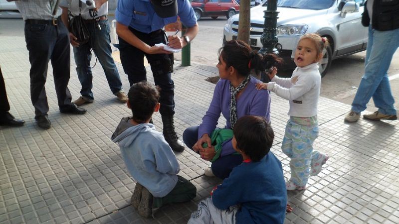 Se encadenó una mujer pidiendo por su marido que fue privado de la libertad  