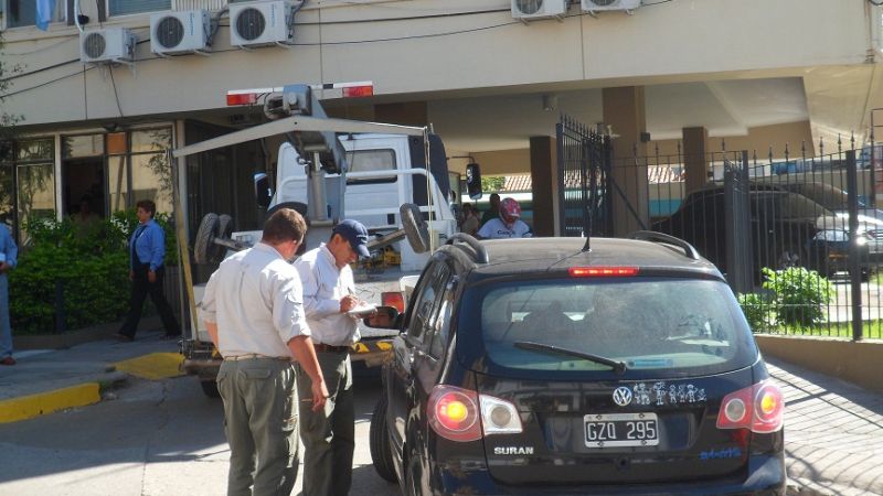 Mamá despistada fue multada  