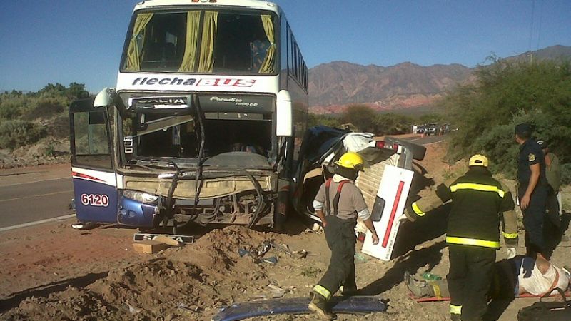 Camioneta del INTA Catamarca chocó con un micro en Cafayate