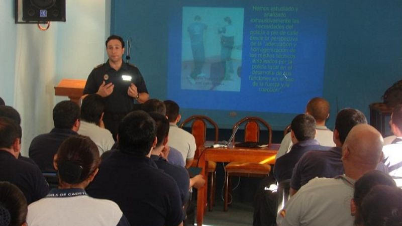 Dictaron charla sobre cómo reducir a personas sin que se lesionen  