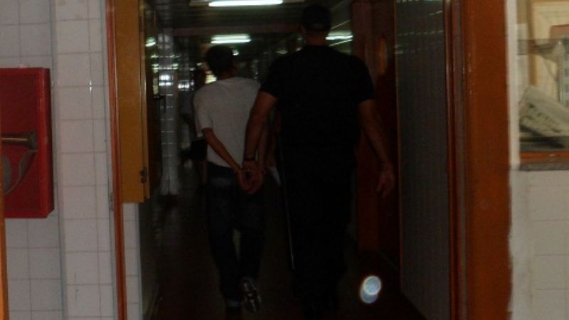 Preso se tragó un hierro