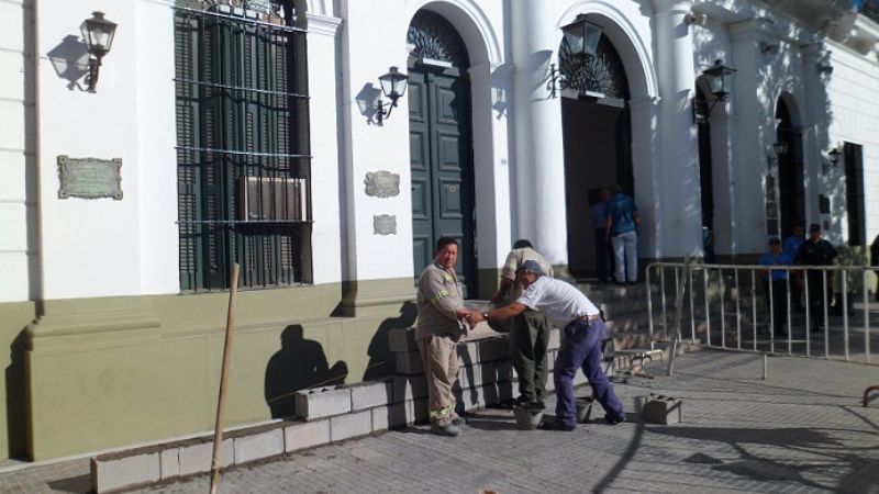 Construyen una rampla para discapacitados en Casa de Gobierno