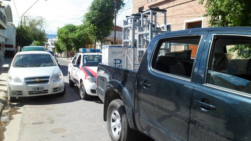 La multaron por cruzar el semáforo en rojo y se enojó