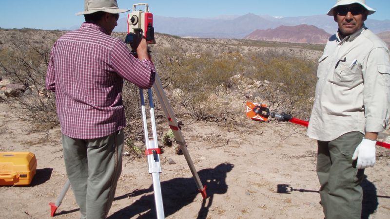 Encuentran una bóveda con restos óseos de gran antigüedad