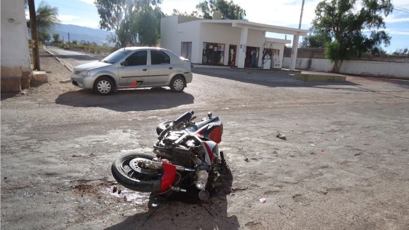 Motociclista chocó con un auto