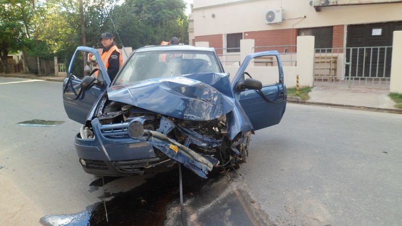 Conductor ebrio chocó contra un poste