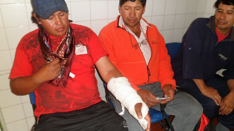 Se fracturó el brazo y espera hace días ser atendido