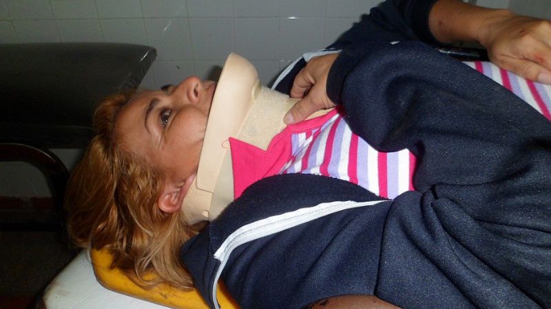 Madre e hija accidentadas tras chocar con una camioneta