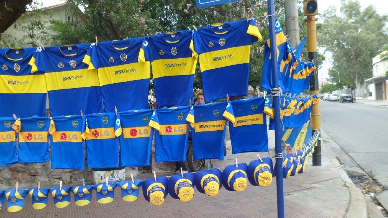 Las esquinas de la ciudad se visten de azul y oro 