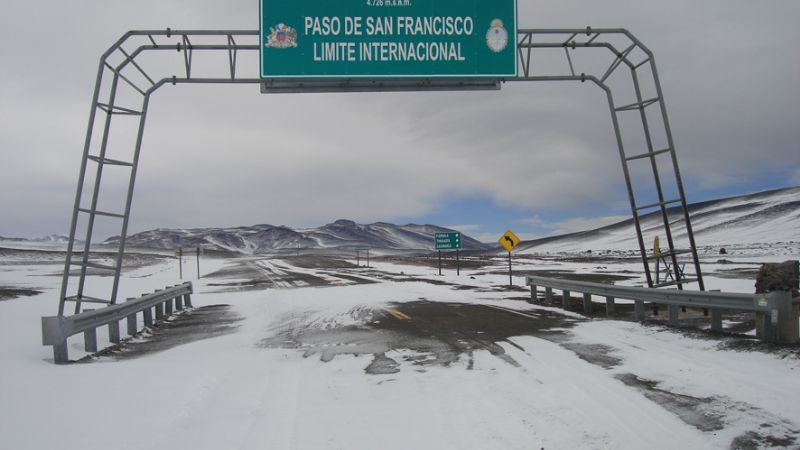 El Paso de San Francisco está intransitable por hielo en la calzada