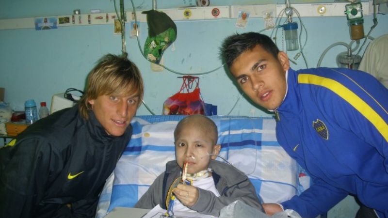 Los jugadores de Boca en un gesto solidario con los niños