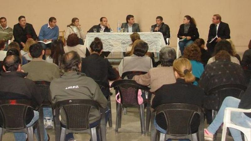 Reunión entre autoridades, policias y vecinos de Villa Cubas