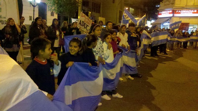 Niños dijeron “presente” en la plaza  
