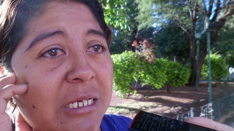 Mujer embarazada y tres niños a la deriva