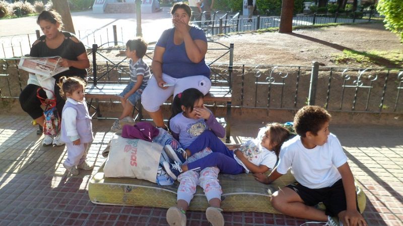 Mujer embarazada y tres niños a la deriva
