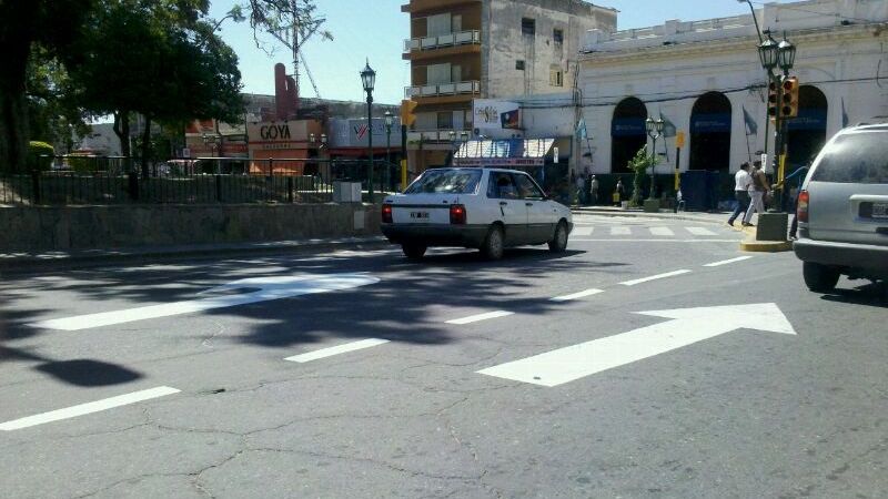 Pintan divisiones y sendas peatonales de calles del microcentro