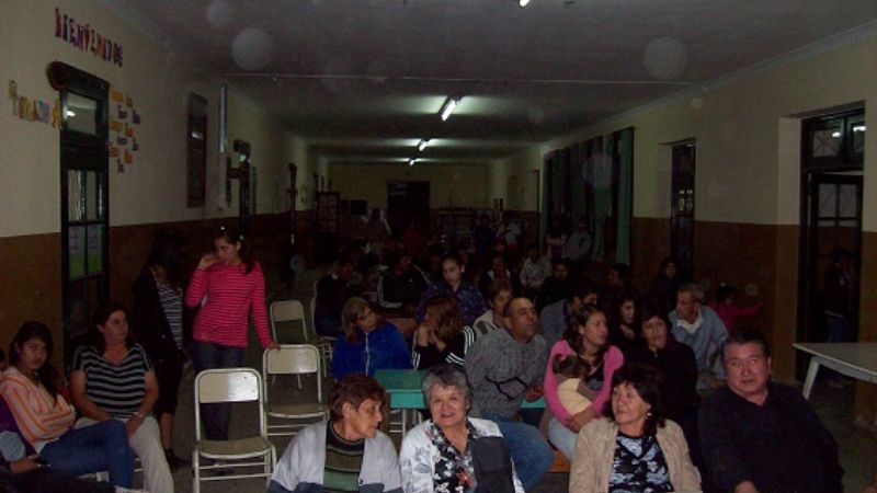Visita del grupo y taller literario La Cueva a la biblioteca popular de Mutquín   