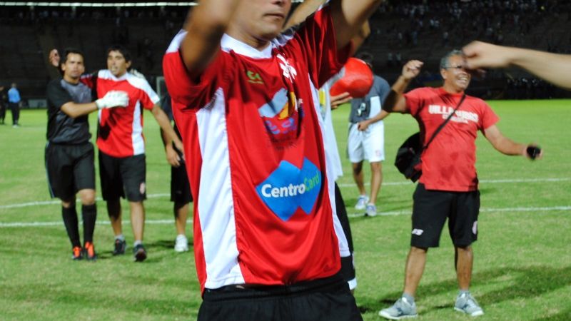 Partido accidentado en la cancha y bochorno de los hinchas 