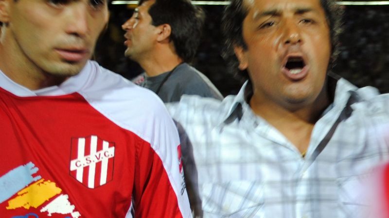 Partido accidentado en la cancha y bochorno de los hinchas 