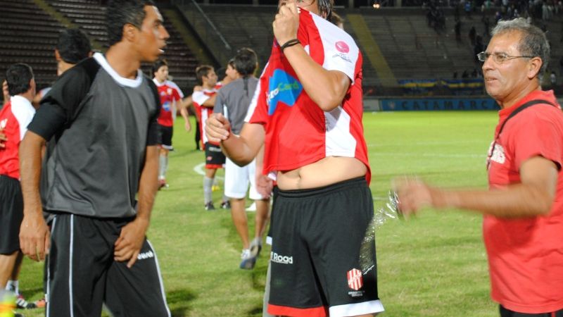 Partido accidentado en la cancha y bochorno de los hinchas 