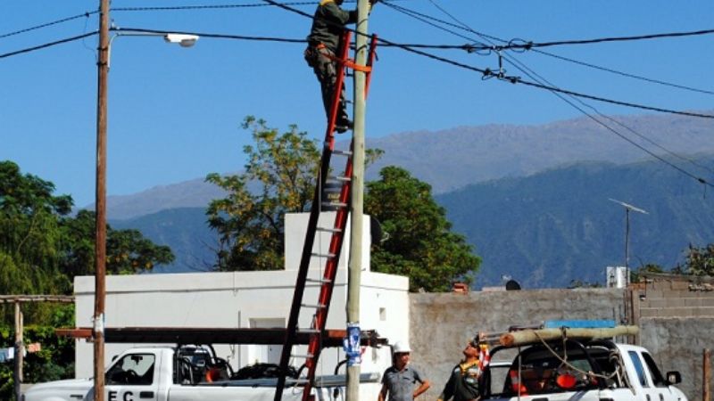 Comenzó el retiro de “colgados” y se hacen conexiones en B° Santa Marta