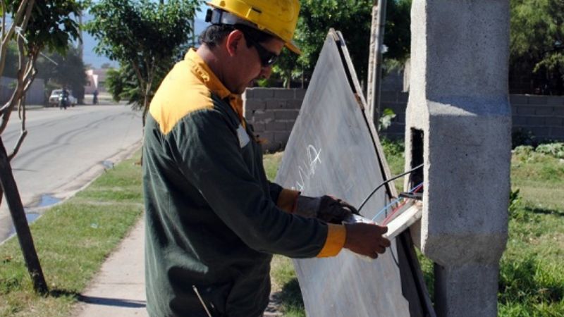 Comenzó el retiro de “colgados” y se hacen conexiones en B° Santa Marta