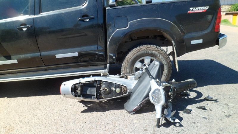 Moto quedó debajo de una camioneta tras un choque