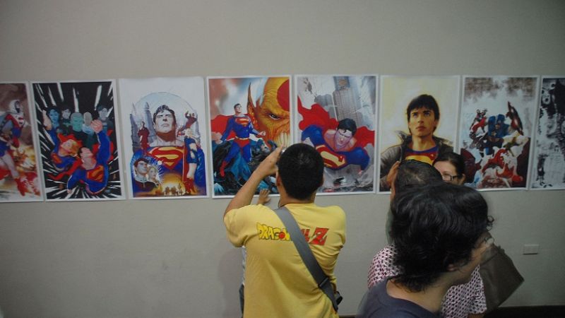 Gran convocatoria en la inauguración de la muestra de Renato Guedes