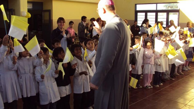 Urbanc visitó escuela y polideportivo en el B° 1.000 V