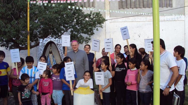 Urbanc visitó escuela y polideportivo en el B° 1.000 V
